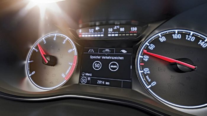 Το Corsa έρχεται προαιρετικά με συστήματα ασφαλείας όπως το Opel Eye, όπου εκτός των άλλων, απεικονίζονται οι πινακίδες σήμανσης μέσα στον πίνακα οργά